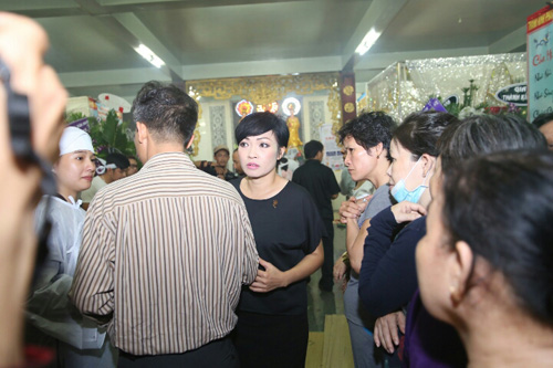 Sao Việt nghẹn ngào bên gia đình Duy Nhân trong đêm - 1