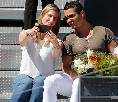 Tới cổ vũ Nadal, Ronaldo bị fan nữ "quây" - 3