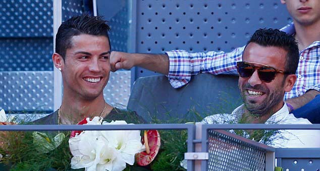 Tới cổ vũ Nadal, Ronaldo bị fan nữ "quây" - 1