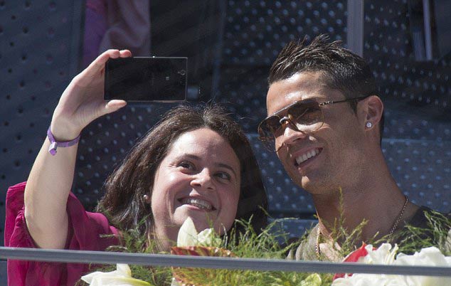 Tới cổ vũ Nadal, Ronaldo bị fan nữ "quây" - 4