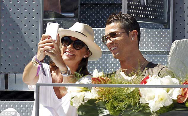 Tới cổ vũ Nadal, Ronaldo bị fan nữ "quây" - 6