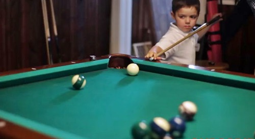 Video: Thần đồng 5 tuổi chơi bi-a siêu đẳng - 1