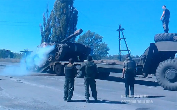Video: Xe tăng Nga “chổng vó” khi trèo lên xe tải - 1