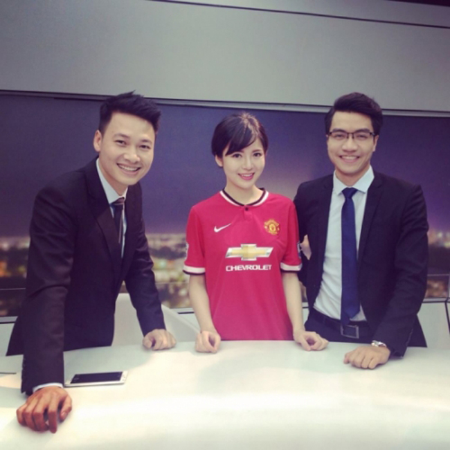 Tên tuổi của Tú Linh bắt đầu gây sốt dư luận kể từ sau khi xuất hiện trên truyền hình với tư cách khách mời bình luận trận derby giữa M.U và Man City hồi tháng 4