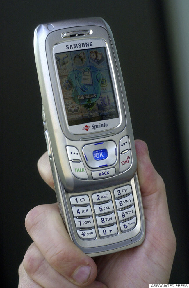 4. Điện thoại di động Samsung MM-A800

Nếu như hiện tại Samsung đã trình làng smartphone Galaxy S6 với camera 16 'chấm' thì vào năm 2005, chiếc di động MM-A800 được Samsung giới thiệu lần đầu tiên tại Mỹ với camera 2MP.
