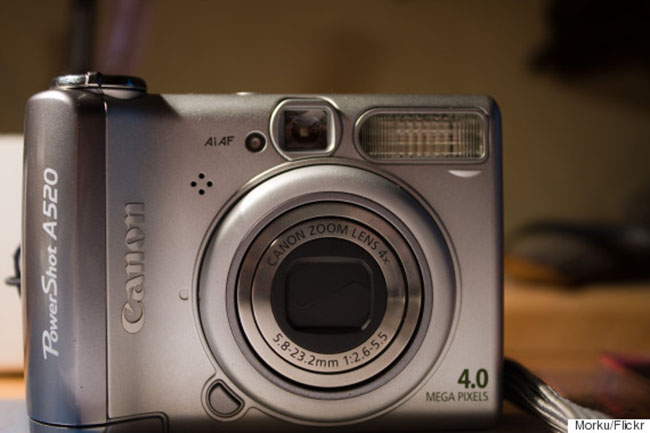 5. Máy ảnh kỹ thuật số Canon PowerShot A520

Vào năm 2005, sản phẩm này có giá không hề rẻ - hàng trăm USD. Đến nay, smartphone với camera 'khủng' đang dần thay thế máy ảnh kỹ thuật số.
