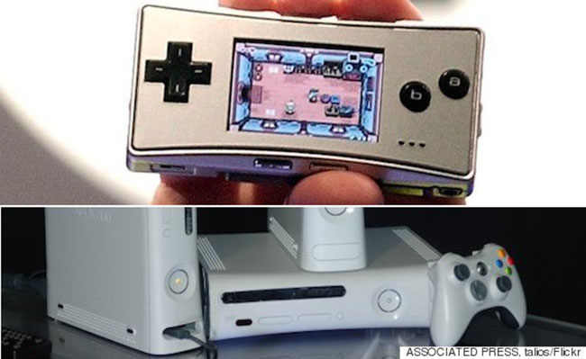 6. Máy chơi game Game Boy và Xbox

Trong khi Game Boy Micro là phiên bản nhỏ gọn nhất, ra đời năm 2005, kế thừa từ dòng máy chơi game Game Boy từ năm 1989; thì Xboxx 360 ra đời tháng 11.2005.
