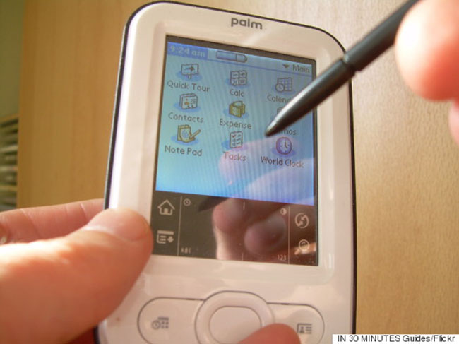 7. Máy cầm tay PDAs

Đó là một thiết bị nhỏ gọn trong lòng bàn tay giúp người dùng ghi chú, xem tài liệu, hình ảnh và thậm chí nghe nhạc MP3.
