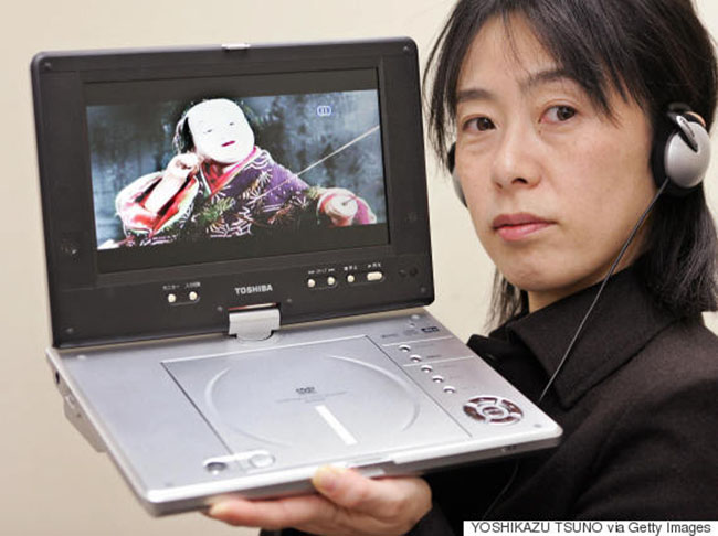 8. Máy nghe đĩa CD/DVD

Cách đây 10 năm, máy nghe đĩa CD/DVD có kích thước bằng cả một chiếc laptop.
