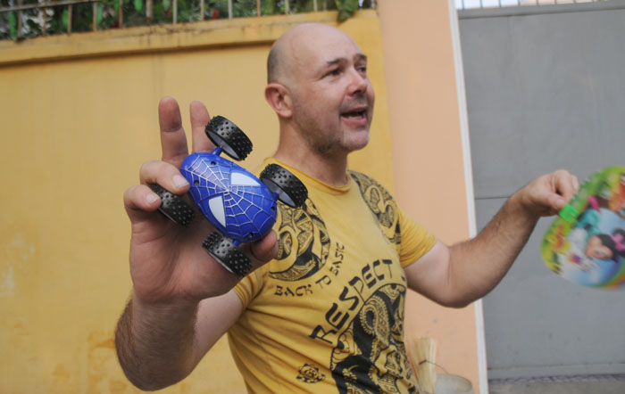 Trai Tây bán đồ chơi trẻ em ở vỉa hè Hà Nội - 3