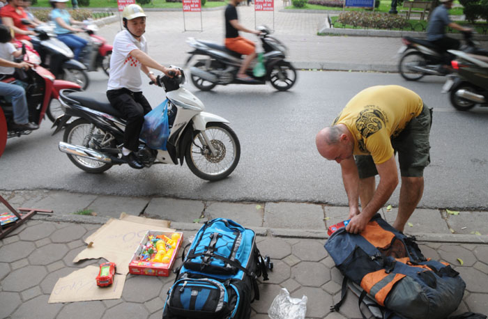 Trai Tây bán đồ chơi trẻ em ở vỉa hè Hà Nội - 1