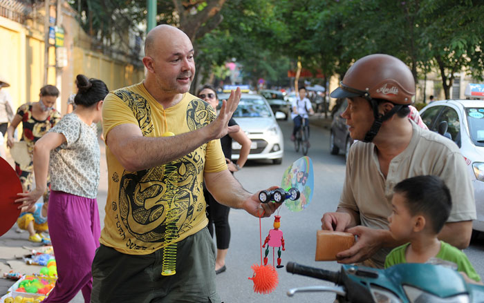 Trai Tây bán đồ chơi trẻ em ở vỉa hè Hà Nội - 5