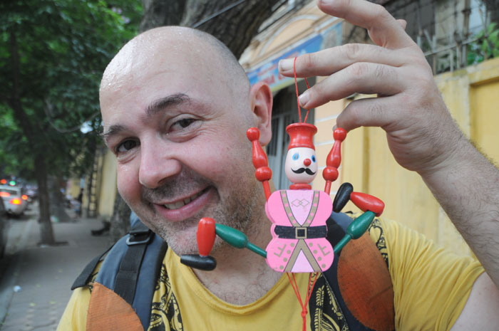 Trai Tây bán đồ chơi trẻ em ở vỉa hè Hà Nội - 4