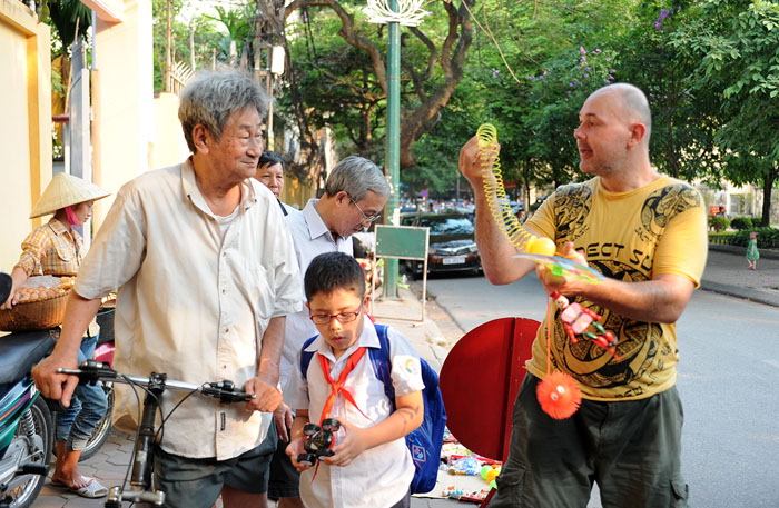 Trai Tây bán đồ chơi trẻ em ở vỉa hè Hà Nội - 2