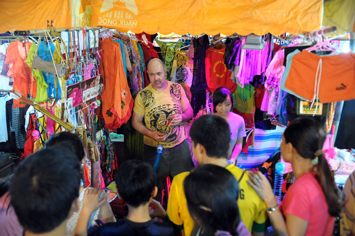 Trai Tây bán đồ chơi trẻ em ở vỉa hè Hà Nội - 12