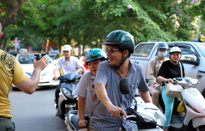 Trai Tây bán đồ chơi trẻ em ở vỉa hè Hà Nội - 8