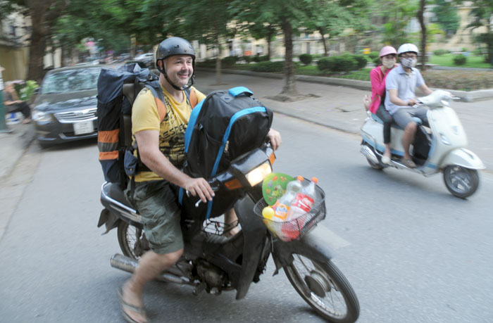 Trai Tây bán đồ chơi trẻ em ở vỉa hè Hà Nội - 10