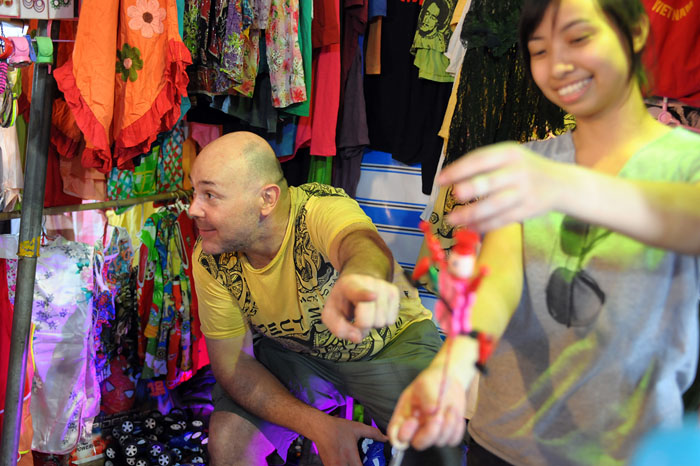 Trai Tây bán đồ chơi trẻ em ở vỉa hè Hà Nội - 11