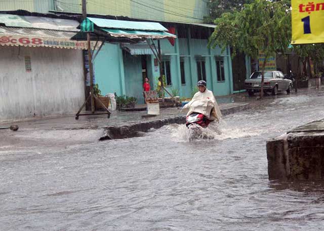 Mưa ngập đường phố, người Sài Gòn vẫn thấy… sướng - 1