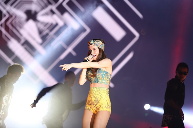 Mỹ nhân Việt “bốc lửa” cùng siêu sao Demi Lovato - 4