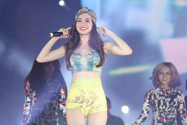 Mỹ nhân Việt “bốc lửa” cùng siêu sao Demi Lovato - 3