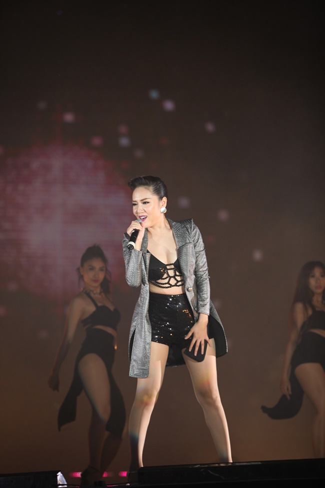 Mỹ nhân Việt “bốc lửa” cùng siêu sao Demi Lovato - 11