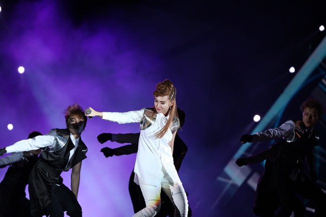 Mỹ nhân Việt “bốc lửa” cùng siêu sao Demi Lovato - 13