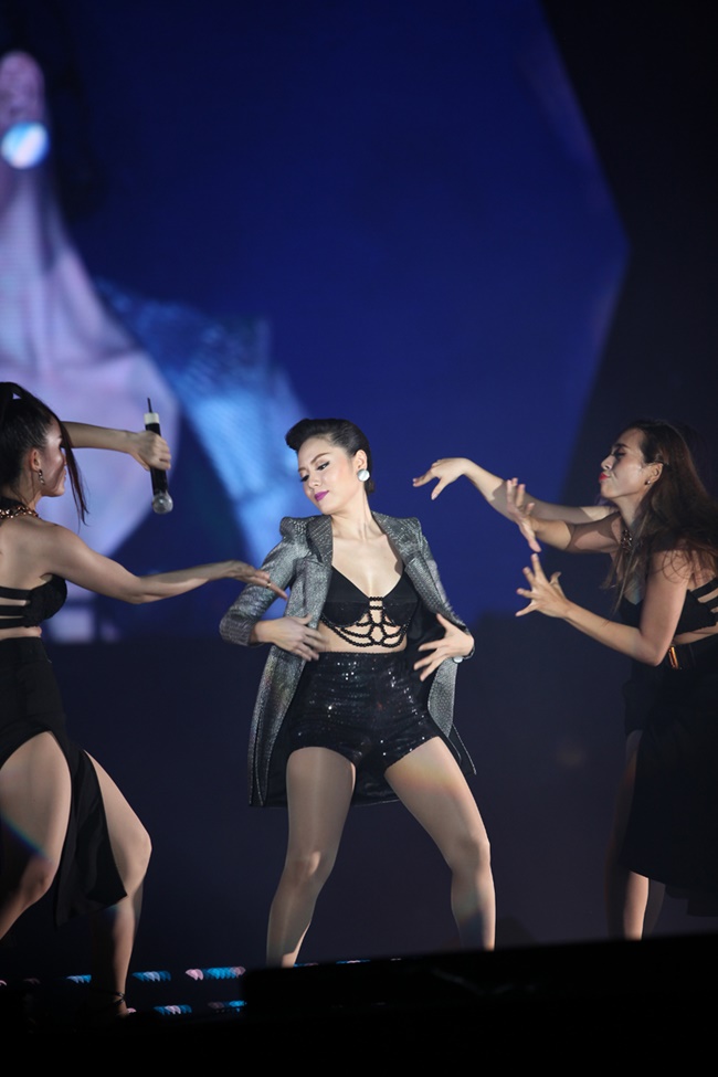 Mỹ nhân Việt “bốc lửa” cùng siêu sao Demi Lovato - 10