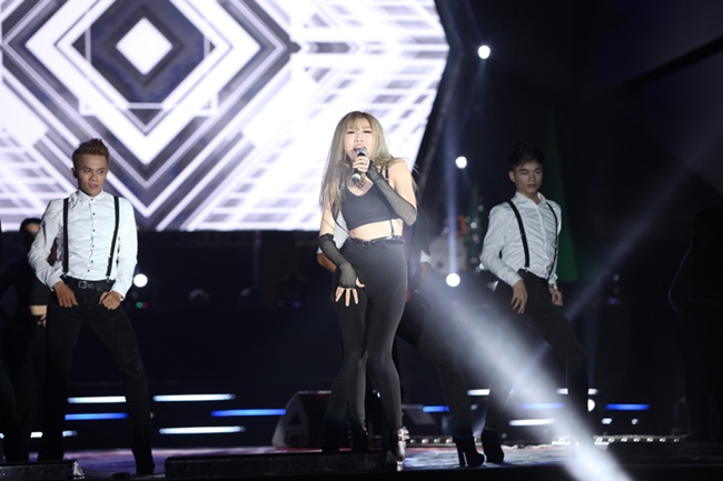 Mỹ nhân Việt “bốc lửa” cùng siêu sao Demi Lovato - 15