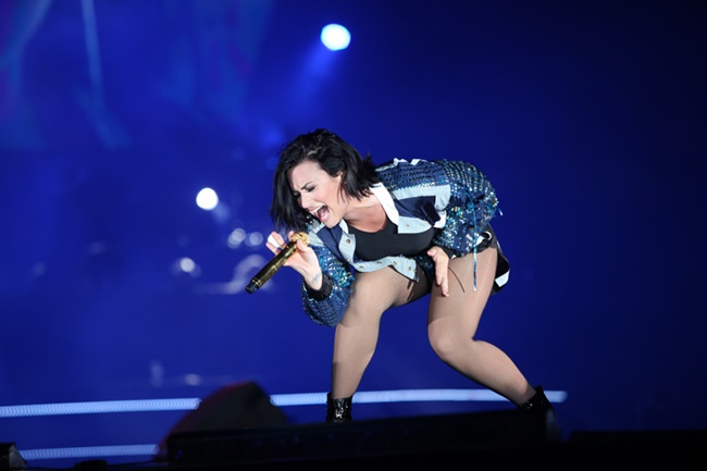 Mỹ nhân Việt “bốc lửa” cùng siêu sao Demi Lovato - 15