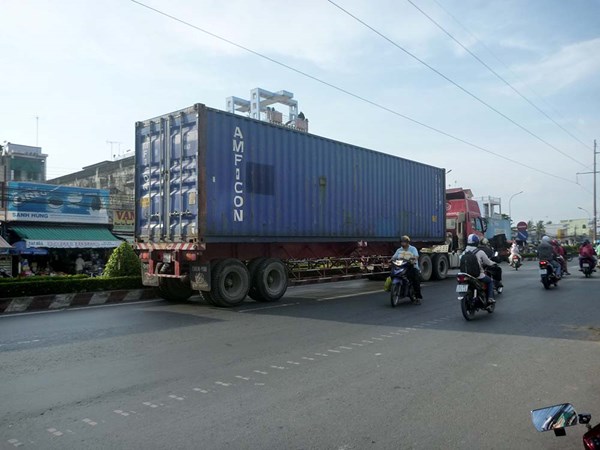 Container đỗ giữa đường, tài xế ngả ghế nằm ngủ - 2