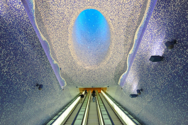 4. Ga  Toledo, Naples, Ý: Với chủ đề nước và ánh sáng, tàu điện ngầm được trang trí bằng đồ khảm màu trắng và xanh vô cùng hấp dẫn.
