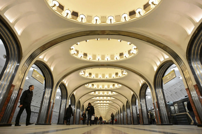 2. Ga tàu điện ngầm Mayakovskaya, Moscow, Nga: Đây là một ga tàu điện ngầm vô cùng bắt mắt với hệ thống đèn và mái vòm ấn tượng.
