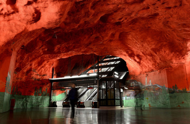 6. Ga Solna, Stockholm, Thuỵ Điển: Nơi đây được coi là trạm tàu điện ngầm ấn tượng nhất thế giới với màu sắc và kiến trúc hết sức đặc biệt.
