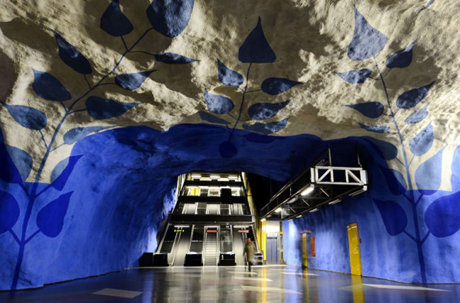 7. Ga T-Centrale, Thụy Điển: Nơi đây là điểm trung chuyển của 3 tuyến tàu điện ngầm trong thành phố. Bước vào ga T-Centrale, bạn sẽ thấy mình như lạc vào một hang động màu xanh tuyệt đẹp với các mảng tường in hoa văn bắt mắt.
