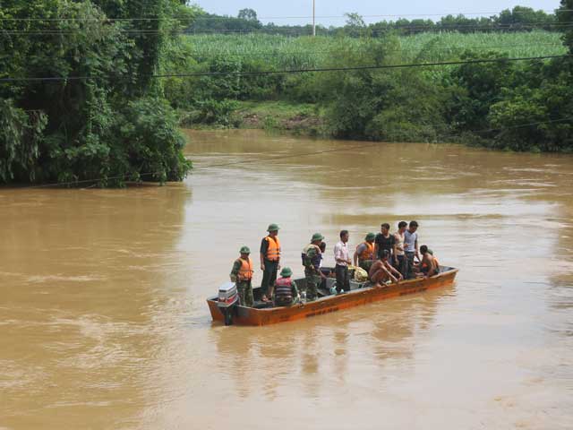 Tắm sông Lam, hai học sinh bị nước cuốn mất tích - 1