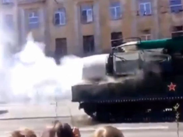 Video: Tên lửa Buk của Nga bốc cháy trong lễ duyệt binh - 1