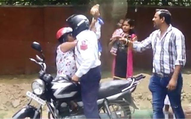 Cảnh sát giao thông dùng gạch tấn công phụ nữ ở Ấn Độ - 1