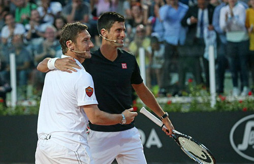 Totti đánh cặp với Djokovic trên sân đất nện - 3