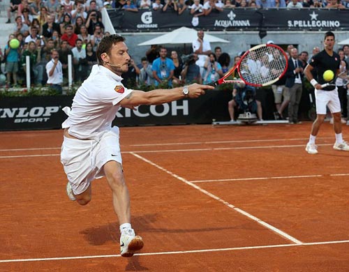 Totti đánh cặp với Djokovic trên sân đất nện - 5