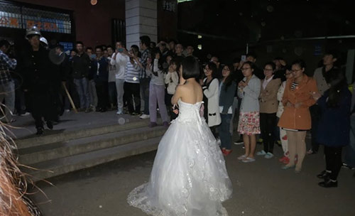 Mặc váy cưới đứng trước ký túc xá cầu hôn bạn trai - 1