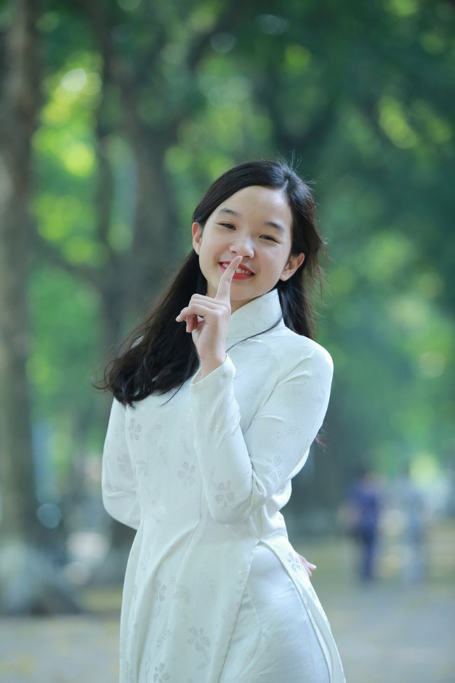 Hiện cô bé đang ở với bố và em gái.

