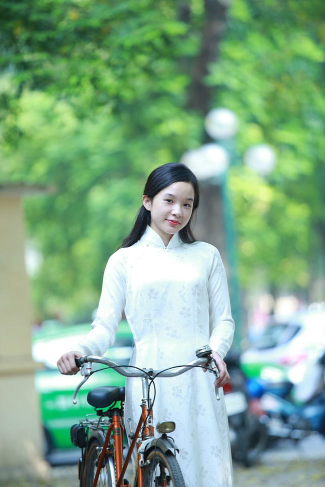 Tú Linh lần đầu tiên nhận lời chụp hình nên không tránh khỏi sự ngượng ngùng.
