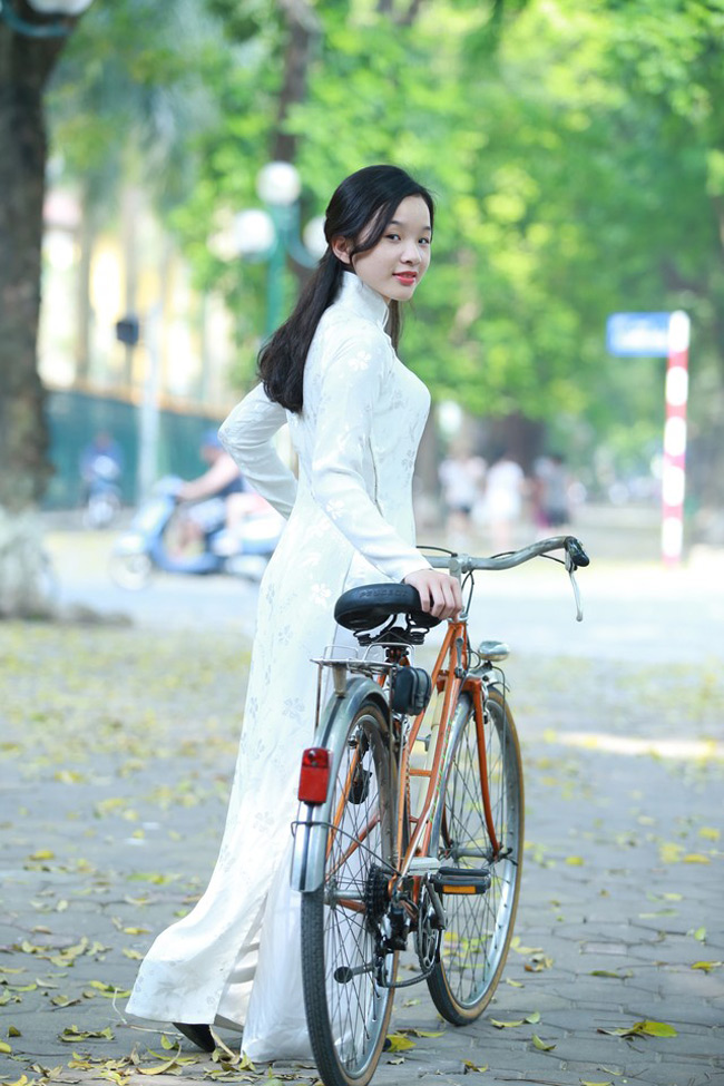 Nhưng vốn là con nhà nòi nên sau những giây phút bỡ ngỡ ban đầu, Tú Linh đã "diễn" rất ăn ý với nhiếp ảnh.&nbsp;
