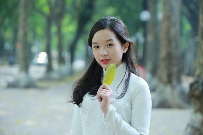 "Nếu tham gia thì thể nào cũng sẽ bị cuốn vào việc đi biểu diễn. Mà như thế thì sẽ không chuyên tâm vào việc học được. Tôi muốn các con phải học thật nhuyễn rồi thi hay không mới tính. Ít nhất là phải 18 tuổi. Làm nghệ thuật truyền thống không thể "hái lúa non" được. Phải có sự đầu tư và khổ luyện thì mới thành công được", nghệ sĩ đàn bầu Anh Tú chia sẻ.
