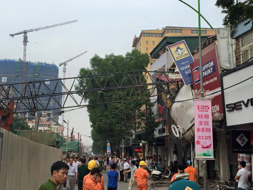 Hà Nội: Sập cẩu đường sắt trên cao, thai phụ bị thương - 1