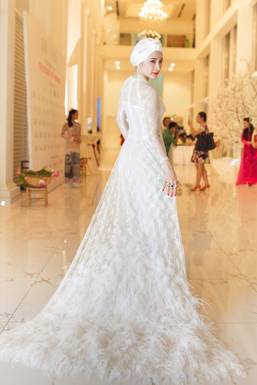 Phương Trinh tô son đậm, mặc áo đính lông dài quét đất - 4