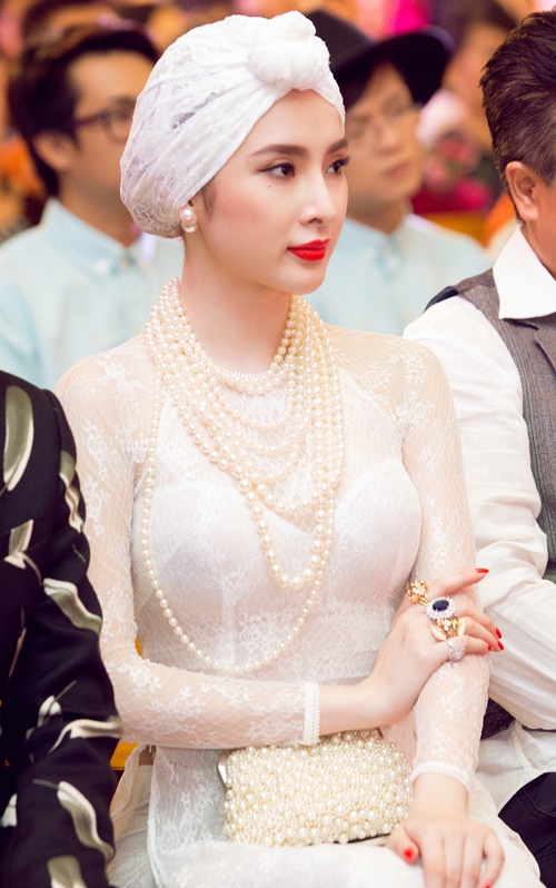 Phương Trinh tô son đậm, mặc áo đính lông dài quét đất - 7