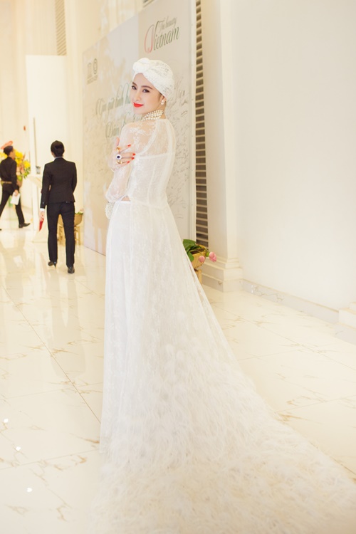 Phương Trinh tô son đậm, mặc áo đính lông dài quét đất - 5