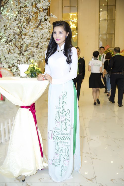 Phương Trinh tô son đậm, mặc áo đính lông dài quét đất - 13